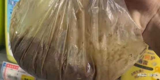 ng28相信品牌的力量女子超市买牛肉不结账藏货架3天后收回恶臭腐朽生蛆爬满蛆虫(图12)